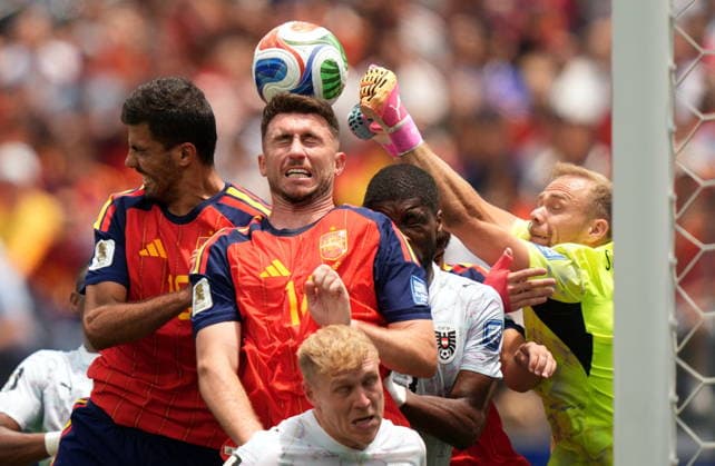 FIFA World Cup, WM, Weltmeisterschaft, Fussball 2026 - Round of 32 - Spain vs Austria Aymeric Laporte of Spain (C) and goalkeeper Alexander Schlager of Austria (R) in action during the FIFA World Cup 2026 Round of 32 match Spain against Austria, in Los Angeles, USA, 02 July 2026. INGLEWOOD United States  Copyright: xSCOTTxSTRAZZANTEx