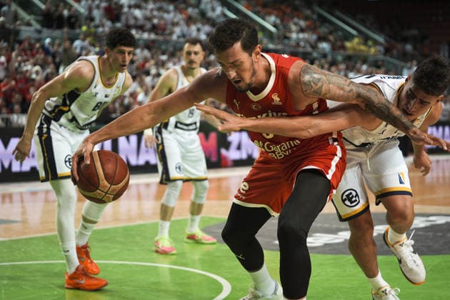 Bosnia and Herzegovina v Turkiye - FIBA Basketball World Cup 2027 European Qualifiers ZENICA, BOSNIA AND HERZEGOVINA - JULY 2: Yigitcan Saybir (L) of Turkiye in action during the FIBA Basketball World Cup 2027 first round match between Bosnia and Herzegovina and Turkiye at Husejin Smajlovic Hall in Zenica, Bosnia and Herzegovina, on July 2, 2026. Samir Jordamovic Anadolu Zenica Bosnia and Herzegovina. Editorial use only. Please get in touch for any other usage.  Copyright: x2026xAnadoluxSamirxJordamovicx