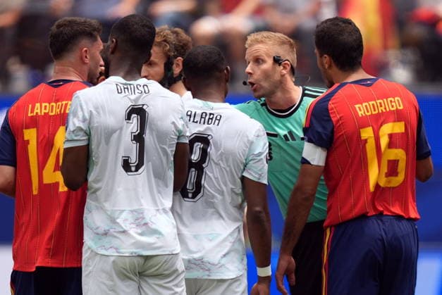 FIFA World Cup, WM, Weltmeisterschaft, Fussball 2026 - Round of 32 - Spain vs Austria Players argue with referee Glenn Nyberg of Sweden during the FIFA World Cup 2026 Round of 32 match Spain against Austria, in Los Angeles, USA, 02 July 2026. INGLEWOOD United States  Copyright: xSCOTTxSTRAZZANTEx
