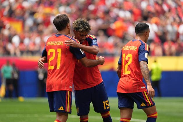 Spain v Austria - FIFA World Cup, WM, Weltmeisterschaft, Fussball 2026 - Round of 32 LOS ANGELES, CALIFORNIA - JULY 2: Mikel Oyarzabal (21) of Spain celebrates with Lamine Yamal after scoring a goal during the 2026 FIFA World Cup Round of 32 match between Spain and Austria at the Los Angeles Stadium (SoFi Stadium) in Inglewood, California, United States on July 2, 2026. Tayfun Coskun Anadolu California United States. Editorial use only. Please get in touch for any other usage.  Copyright: x2026xAnadoluxTayfunxCoskunx