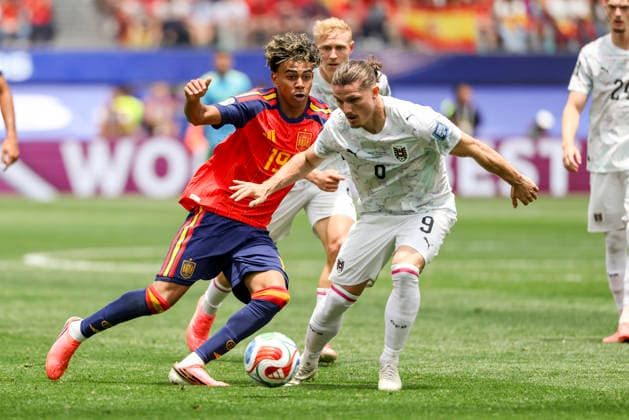 SOCCER - FIFA World Cup, WM, Weltmeisterschaft, Fussball 2026 INGLEWOOD,CALIFORNIA,USA,02.JUL.26 - SOCCER - FIFA World Cup, round of 32, Spain vs Austria. Image shows Lamine Yamal (ESP) and Marcel Sabitzer (AUT).  GEPAxpictures xArminxRauthner