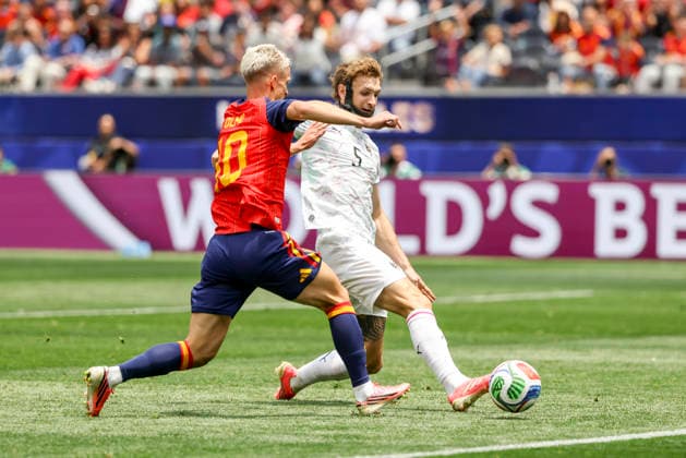 SOCCER - FIFA World Cup, WM, Weltmeisterschaft, Fussball 2026 INGLEWOOD,CALIFORNIA,USA,02.JUL.26 - SOCCER - FIFA World Cup, round of 32, Spain vs Austria. Image shows Dani Olmo (ESP) and Stefan Posch (AUT).  GEPAxpictures xArminxRauthner