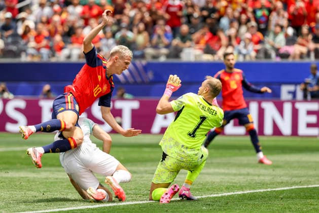 SOCCER - FIFA World Cup, WM, Weltmeisterschaft, Fussball 2026 INGLEWOOD,CALIFORNIA,USA,02.JUL.26 - SOCCER - FIFA World Cup, round of 32, Spain vs Austria. Image shows Dani Olmo (ESP) and Alexander Schlager (AUT).  GEPAxpictures xArminxRauthner