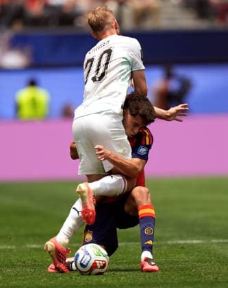 FIFA World Cup, WM, Weltmeisterschaft, Fussball 2026 - Round of 32 - Spain vs Austria Konrad Laimer of Austria (L) and Pau Cubarsi of Spain in action during the FIFA World Cup 2026 Round of 32 match Spain against Austria, in Los Angeles, USA, 02 July 2026. INGLEWOOD United States  Copyright: xSCOTTxSTRAZZANTEx