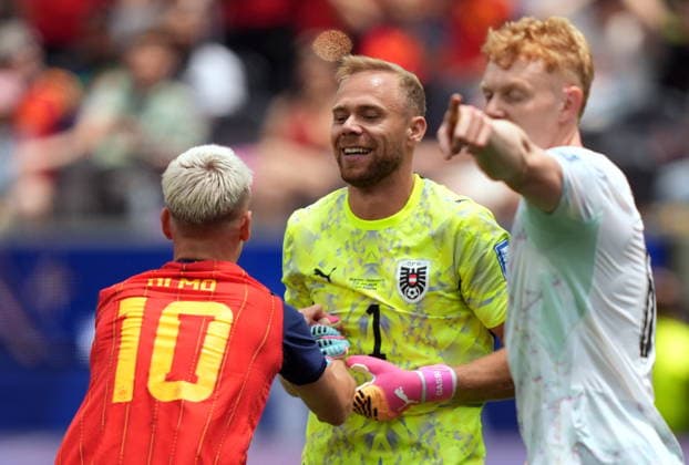 FIFA World Cup, WM, Weltmeisterschaft, Fussball 2026 - Round of 32 - Spain vs Austria Goalkeeper Alexander Schlager of Austria (C) reacts with Dani Olmo of Spain (L) during the FIFA World Cup 2026 Round of 32 match Spain against Austria, in Los Angeles, USA, 02 July 2026. INGLEWOOD United States  Copyright: xSCOTTxSTRAZZANTEx
