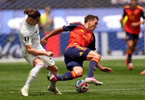 FIFA World Cup, WM, Weltmeisterschaft, Fussball 2026 - Round of 32 - Spain vs Austria Marcel Sabitzer of Austria (L) and Mikel Oyarzabal of Spain in action during the FIFA World Cup 2026 Round of 32 match Spain against Austria, in Los Angeles, USA, 02 July 2026. INGLEWOOD United States  Copyright: xSCOTTxSTRAZZANTEx