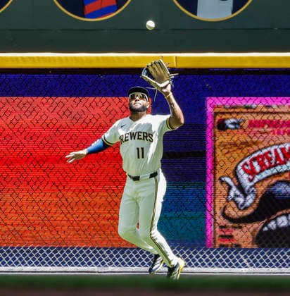 Milwaukee Brewers left fielder Jackson Chourio catches a fly ball hit by Cincinnati Reds short stop Elly de la Cruz in the third inning of the MLB, Baseball Herren, USA game between the Cincinnati Reds and the Milwaukee Brewers at American Family Field in Milwaukee, Wisconsin on Thursday, July 2, 2026.  MIL20260702811 TANNENxMAURY