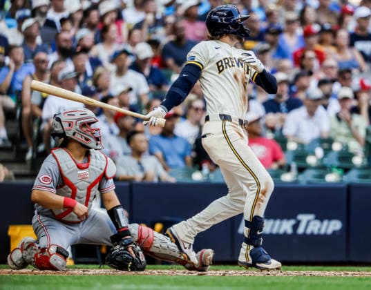 Milwaukee Brewers second baseman Brice Turang hits an RBI double in front of Cincinnati Reds catcher Jose Trevino in the sixth inning of the MLB, Baseball Herren, USA game between the Cincinnati Reds and the Milwaukee Brewers at American Family Field in Milwaukee, Wisconsin on Thursday, July 2, 2026.  MIL20260702823 TANNENxMAURY