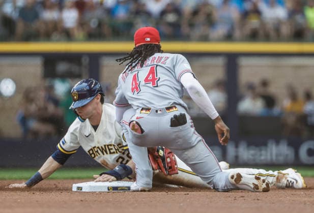 Milwaukee Brewers designated hitter Christian Yelich (L) steals second base on Cincinnati Reds short stop Elly de la Cruz (R) in the first inning of the MLB, Baseball Herren, USA game between the Cincinnati Reds and the Milwaukee Brewers at American Family Field in Milwaukee, Wisconsin on Thursday, July 2, 2026.  MIL20260702810 TANNENxMAURY