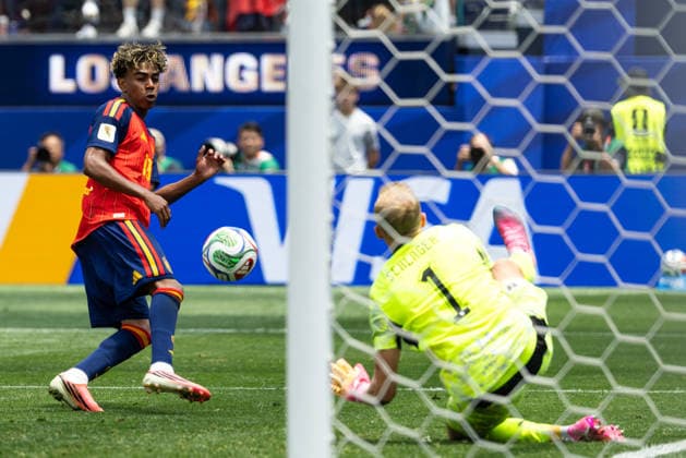 SOCCER - FIFA World Cup, WM, Weltmeisterschaft, Fussball 2026 INGLEWOOD,CALIFORNIA,USA,02.JUL.26 - SOCCER - FIFA World Cup, round of 32, Spain vs Austria. Image shows Lamine Yamal (ESP) and Alexander Schlager (AUT).  GEPAxpictures xArminxRauthner