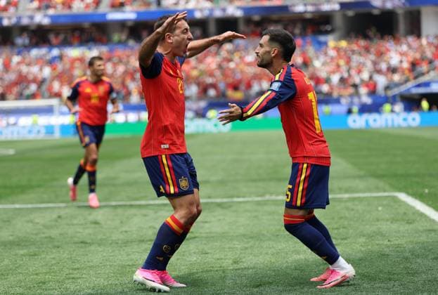 FIFA World Cup, WM, Weltmeisterschaft, Fussball 2026 - Spain v Austria CALIFORNIA, UNITED STATES OF AMERICA, July 2: GOAL 1-0, Mikel Oyarzabal of Spain national team, Nationalteam goal celebration with Alex Baena of Spain National Team after scoring a goal to put Spain 1-0 ahead during the FIFA World Cup 2026 match in the Round Of 32 between Spain v Austria at Los Angeles Stadium, Los Angeles, California, on 2 July. (Photo by DC Photo Crystal Pix) Los Angeles Los Angeles Stadium United States Of America Copyright: xDCxPhotox xCrystaxPixx SportsxPressxPhotox Sportspressphoto_SPR182808