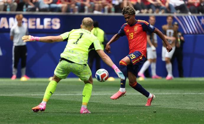 FIFA World Cup, WM, Weltmeisterschaft, Fussball 2026 - Spain v Austria CALIFORNIA, UNITED STATES OF AMERICA, July 2: Lamine Yamal of Spain national team, Nationalteam has a shot on goal one on one with Alexander Schlager of Austria national team during the FIFA World Cup 2026 match in the Round Of 32 between Spain v Austria at Los Angeles Stadium, Los Angeles, California, on 2 July. (Photo by DC Photo Crystal Pix) Los Angeles Los Angeles Stadium United States Of America Copyright: xDCxPhotox xCrystaxPixx SportsxPressxPhotox Sportspressphoto_SPR182810