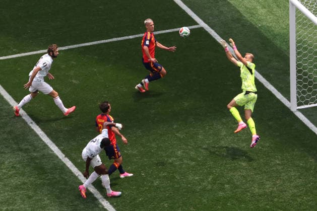 Alexander Schlager (R) of Austria controls the ball during the FIFA World Cup, WM, Weltmeisterschaft, Fussball 2026 Round of 32 match Spain against Austria, in Los Angeles, United States, 02 July 2026. FIFA World Cup 2026 - Round of 32 - Spain vs Austria !ACHTUNG: NUR REDAKTIONELLE NUTZUNG!  Copyright: xDavidxTorox AME6718 20260702-55020781435_1