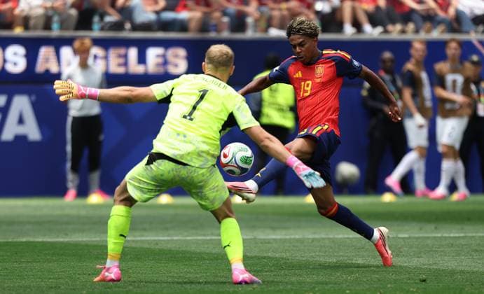 . - Spain v Austria, FIFA World Cup, WM, Weltmeisterschaft, Fussball 2026, Round Of 32, Los Angeles Stadium, Los Angeles, USA, 2nd July 2026. DC Photos Crystal Pix Lamine Yamal of Spain national team, Nationalteam takes the ball past Alexander Schlager of Austria national team. - Spain v Austria, FIFA World Cup 2026, Round Of 32, Los Angeles Stadium, Los Angeles, USA, 2nd July 2026. DC Photos Crystal Pix Los Angeles Los Angeles Stadium United States Of America Copyright: xDCxPhotosx CP_Spain_Austria_020726_DC_05