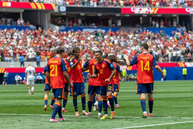 July 2, 2026, Los Angeles, California, USA: Spain players celebrate after Mikel Oyarzabal (21) scoring against Austria during the FIFA World Cup, WM, Weltmeisterschaft, Fussball Round of 32 soccer match at SoFi Stadium in Inglewood, Calif., Thursday, July 2, 2026. Los Angeles USA - ZUMAc68_ 20260702_zaf_c68_030 Copyright: xRingoxChiux