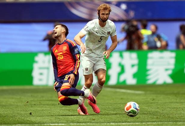 FIFA World Cup, WM, Weltmeisterschaft, Fussball 2026 - Round of 32 - Spain vs Austria Alex Baena of Spain (L) and Stefan Posch of Austria in action during the FIFA World Cup 2026 Round of 32 match Spain against Austria, in Los Angeles, USA, 02 July 2026. INGLEWOOD United States  Copyright: xSCOTTxSTRAZZANTEx