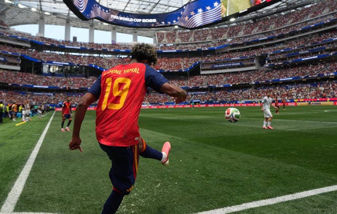 (260703) -- LOS ANGELES, July 3, 2026 -- Lamine Yamal of Spain takes a corner kick during the round of 32 match between Spain and Austria at the 2026 FIFA World Cup, WM, Weltmeisterschaft, Fussball at Los Angeles Stadium in Los Angeles, the United States, July 2, 2026. ) (SP)U.S.-LOS ANGELES-FOOTBALL-FIFA WORLD CUP-ROUND OF 32-ESP VS AUT HuangxZongzhi 