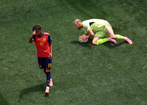 (260703) -- LOS ANGELES, July 3, 2026 -- Lamine Yamal (L) of Spain reacts during the round of 32 match between Spain and Austria at the 2026 FIFA World Cup, WM, Weltmeisterschaft, Fussball at Los Angeles Stadium in Los Angeles, the United States, July 2, 2026. ) (SP)U.S.-LOS ANGELES-FOOTBALL-FIFA WORLD CUP-ROUND OF 32-ESP VS AUT LixYing 