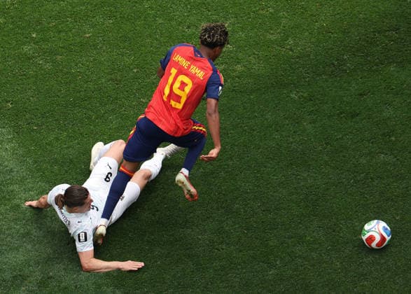 (260703) -- LOS ANGELES, July 3, 2026 -- Lamine Yamal (R) of Spain competes during the round of 32 match between Spain and Austria at the 2026 FIFA World Cup, WM, Weltmeisterschaft, Fussball at Los Angeles Stadium in Los Angeles, the United States, July 2, 2026. ) (SP)U.S.-LOS ANGELES-FOOTBALL-FIFA WORLD CUP-ROUND OF 32-ESP VS AUT LixYing 