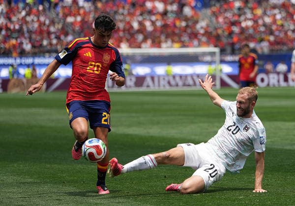 (260703) -- LOS ANGELES, July 3, 2026 -- Pedri (L) of Spain competes against Konrad Laimer of Austria during the round of 32 match between Spain and Austria at the 2026 FIFA World Cup, WM, Weltmeisterschaft, Fussball at Los Angeles Stadium in Los Angeles, the United States, July 2, 2026. ) (SP)U.S.-LOS ANGELES-FOOTBALL-FIFA WORLD CUP-ROUND OF 32-ESP VS AUT HuangxZongzhi 