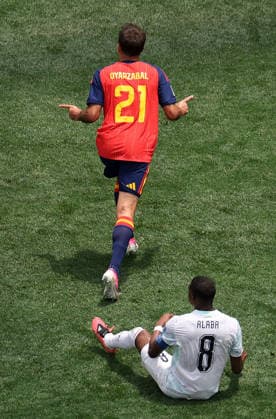 (260703) -- LOS ANGELES, July 3, 2026 -- Mikel Oyarzabal (up) of Spain celebrates after scoring during the round of 32 match between Spain and Austria at the 2026 FIFA World Cup, WM, Weltmeisterschaft, Fussball at Los Angeles Stadium in Los Angeles, the United States, July 2, 2026. ) (SP)U.S.-LOS ANGELES-FOOTBALL-FIFA WORLD CUP-ROUND OF 32-ESP VS AUT LixYing 