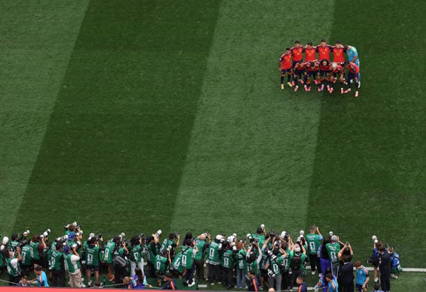 (260703) -- LOS ANGELES, July 3, 2026 -- Starting players of Spain pose for a group photo before the round of 32 match between Spain and Austria at the 2026 FIFA World Cup, WM, Weltmeisterschaft, Fussball at Los Angeles Stadium in Los Angeles, the United States, July 2, 2026. ) (SP)U.S.-LOS ANGELES-FOOTBALL-FIFA WORLD CUP-ROUND OF 32-ESP VS AUT LixYing 