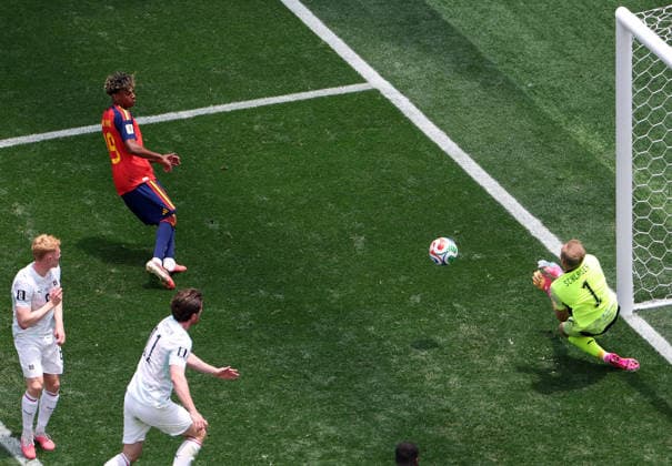 (260703) -- LOS ANGELES, July 3, 2026 -- Lamine Yamal (top L) of Spain shoots during the round of 32 match between Spain and Austria at the 2026 FIFA World Cup, WM, Weltmeisterschaft, Fussball at Los Angeles Stadium in Los Angeles, the United States, July 2, 2026. ) (SP)U.S.-LOS ANGELES-FOOTBALL-FIFA WORLD CUP-ROUND OF 32-ESP VS AUT LixYing 