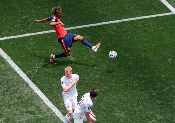 (260703) -- LOS ANGELES, July 3, 2026 -- Lamine Yamal (up) of Spain shoots during the round of 32 match between Spain and Austria at the 2026 FIFA World Cup, WM, Weltmeisterschaft, Fussball at Los Angeles Stadium in Los Angeles, the United States, July 2, 2026. ) (SP)U.S.-LOS ANGELES-FOOTBALL-FIFA WORLD CUP-ROUND OF 32-ESP VS AUT LixYing 