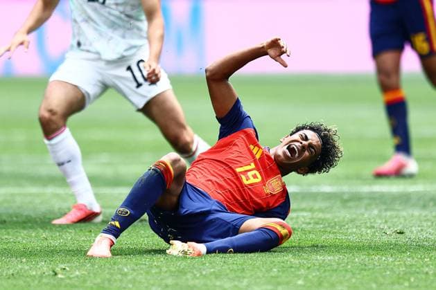 Lamine Yamal of Spain reacts to a challenge by Florian Grillitsch of Austria Spain v Austria, 2026 FIFA World Cup, WM, Weltmeisterschaft, Fussball ROund of 32, Football, Los Angeles Stadium, California, USA - 02 Jul 2026Los Angeles Los Angeles Stadium California (CA) United States of America  Copyright: xMichaelxZemanek Shutterstockx 16974406am