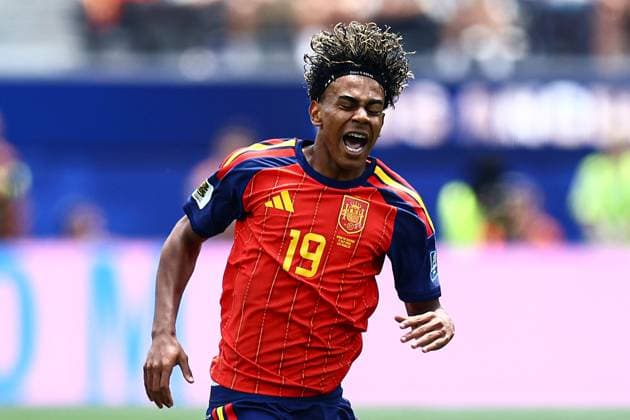 Lamine Yamal of Spain reacts to a challenge by Florian Grillitsch of Austria Spain v Austria, 2026 FIFA World Cup, WM, Weltmeisterschaft, Fussball ROund of 32, Football, Los Angeles Stadium, California, USA - 02 Jul 2026Los Angeles Los Angeles Stadium California (CA) United States of America  Copyright: xMichaelxZemanek Shutterstockx 16974406an