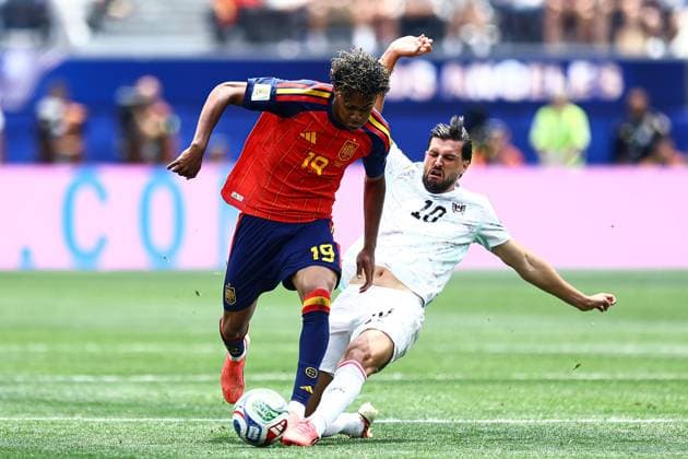 Lamine Yamal of Spain is tackled by Florian Grillitsch of Austria Spain v Austria, 2026 FIFA World Cup, WM, Weltmeisterschaft, Fussball ROund of 32, Football, Los Angeles Stadium, California, USA - 02 Jul 2026Los Angeles Los Angeles Stadium California (CA) United States of America  Copyright: xMichaelxZemanek Shutterstockx 16974406ao