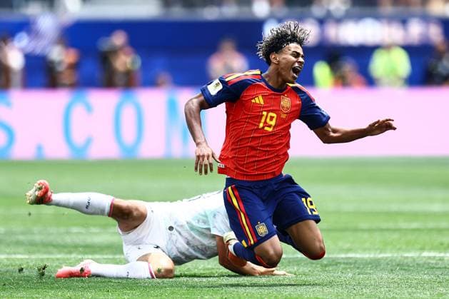 Lamine Yamal of Spain reacts to a challenge by Florian Grillitsch of Austria Spain v Austria, 2026 FIFA World Cup, WM, Weltmeisterschaft, Fussball ROund of 32, Football, Los Angeles Stadium, California, USA - 02 Jul 2026Los Angeles Los Angeles Stadium California (CA) United States of America  Copyright: xMichaelxZemanek Shutterstockx 16974406ap