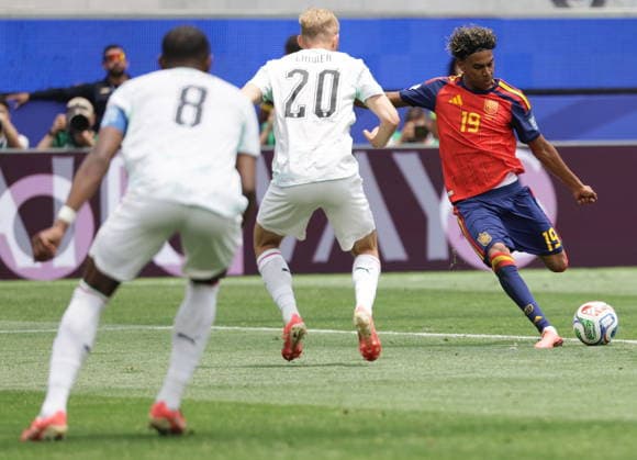 RECORD DATE NOT STATED FIFA World Cup, WM, Weltmeisterschaft, Fussball 2026 - Round of 32 - Spain vs Austria Lamine Yamal of Spain (R) in action during the FIFA World Cup 2026 Round of 32 match Spain against Austria, in Los Angeles, USA, 02 July 2026. INGLEWOOD United States  Copyright: xCHRISTOPHERxTORRESx