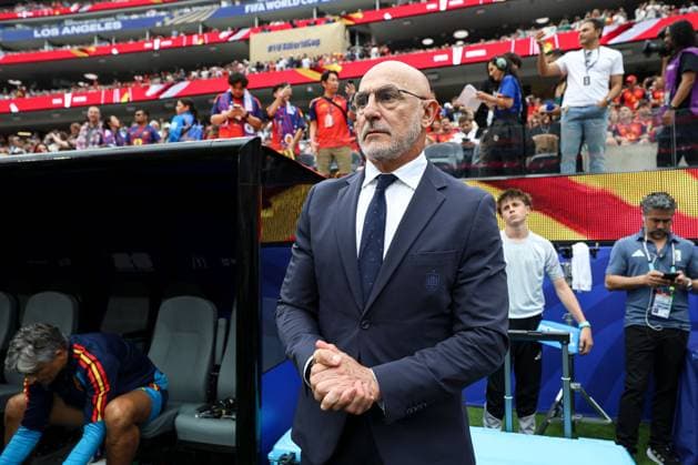 Spain head coach Luis de la Fuente in the technical area before kick-off Spain v Austria, 2026 FIFA World Cup, WM, Weltmeisterschaft, Fussball ROund of 32, Football, Los Angeles Stadium, California, USA - 02 Jul 2026Los Angeles Los Angeles Stadium California (CA) United States of America  Copyright: xMichaelxZemanek Shutterstockx 16974406ar