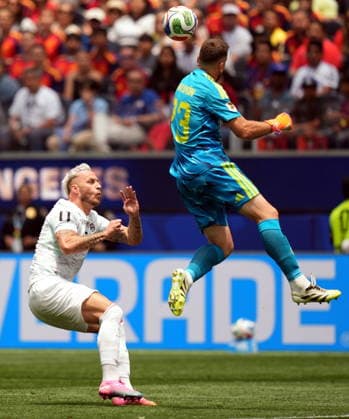 FIFA World Cup, WM, Weltmeisterschaft, Fussball 2026 - Round of 32 - Spain vs Austria Marko Arnautovic of Austria (L) and goalkeeper Unai Simon of Spain in action during the FIFA World Cup 2026 Round of 32 match Spain against Austria, in Los Angeles, USA, 02 July 2026. INGLEWOOD United States  Copyright: xSCOTTxSTRAZZANTEx