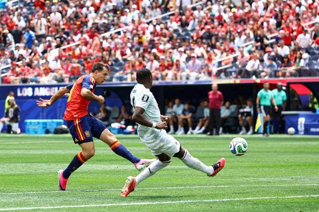 Mikel Oyarzabal of Spain shoots at goal but fails to score Spain v Austria, 2026 FIFA World Cup, WM, Weltmeisterschaft, Fussball ROund of 32, Football, Los Angeles Stadium, California, USA - 02 Jul 2026Los Angeles Los Angeles Stadium California (CA) United States of America  Copyright: xMichaelxZemanek Shutterstockx 16974406bb