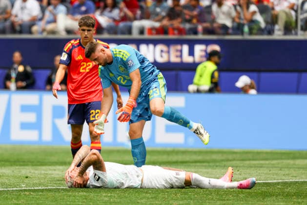 SOCCER - FIFA World Cup, WM, Weltmeisterschaft, Fussball 2026 INGLEWOOD,CALIFORNIA,USA,02.JUL.26 - SOCCER - FIFA World Cup, round of 32, Spain vs Austria. Image shows Marko Arnautovic (AUT) and Unai Simon (ESP).  GEPAxpictures xArminxRauthner