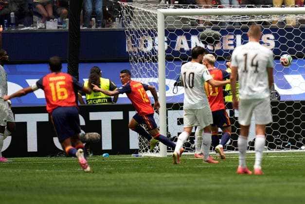 FIFA World Cup, WM, Weltmeisterschaft, Fussball 2026 - Round of 32 - Spain vs Austria Pedro Porro of Spain (C) celebrates after scoring the 2-0 during the FIFA World Cup 2026 Round of 32 match Spain against Austria, in Los Angeles, USA, 02 July 2026. INGLEWOOD United States  Copyright: xSCOTTxSTRAZZANTEx