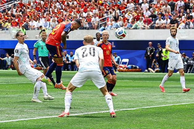 Pedro Porro of Spain scores a goal for their side to make it 2-1 Spain v Austria, 2026 FIFA World Cup, WM, Weltmeisterschaft, Fussball ROund of 32, Football, Los Angeles Stadium, California, USA - 02 Jul 2026Los Angeles Los Angeles Stadium California (CA) United States of America  Copyright: xMichaelxZemanek Shutterstockx 16974406bh