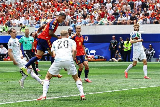 Pedro Porro of Spain scores a goal for their side to make it 2-1 Spain v Austria, 2026 FIFA World Cup, WM, Weltmeisterschaft, Fussball ROund of 32, Football, Los Angeles Stadium, California, USA - 02 Jul 2026Los Angeles Los Angeles Stadium California (CA) United States of America  Copyright: xMichaelxZemanek Shutterstockx 16974406bi