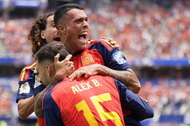RECORD DATE NOT STATED FIFA World Cup, WM, Weltmeisterschaft, Fussball 2026 - Round of 32 - Spain vs Austria Pedro Porro of Spain (top) celebrates with teammates after scoring the 2-0 goal during the FIFA World Cup 2026 Round of 32 match Spain against Austria, in Los Angeles, USA, 02 July 2026. INGLEWOOD United States  Copyright: xCHRISTOPHERxTORRESx