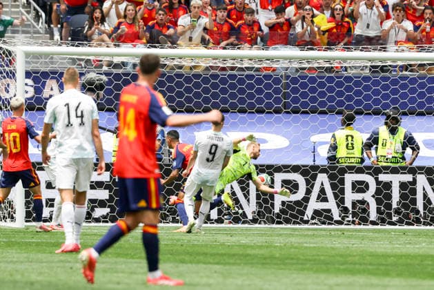 SOCCER - FIFA World Cup, WM, Weltmeisterschaft, Fussball 2026 INGLEWOOD,CALIFORNIA,USA,02.JUL.26 - SOCCER - FIFA World Cup, round of 32, Spain vs Austria. Image shows Pedro Porro (ESP) and Alexander Schlager (AUT).  GEPAxpictures xArminxRauthner
