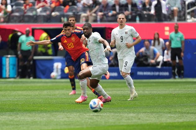Spain v Austria - FIFA World Cup, WM, Weltmeisterschaft, Fussball 2026 - Round of 32 LOS ANGELES, CALIFORNIA - JULY 2: Pedri (20) of Spain in action against Kevin Danso (5) of Austria during the 2026 FIFA World Cup Round of 32 match between Spain and Austria at the Los Angeles Stadium (SoFi Stadium) in Inglewood, California, United States on July 2, 2026. Tayfun Coskun Anadolu California United States. Editorial use only. Please get in touch for any other usage.  Copyright: x2026xAnadoluxTayfunxCoskunx