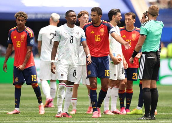 RECORD DATE NOT STATED FIFA World Cup, WM, Weltmeisterschaft, Fussball 2026 - Round of 32 - Spain vs Austria David Alaba of Austria (C-L) and Rodri of Spain (C-R) exchange opinions during the FIFA World Cup 2026 Round of 32 match Spain against Austria, in Los Angeles, USA, 02 July 2026. INGLEWOOD United States  Copyright: xCHRISTOPHERxTORRESx