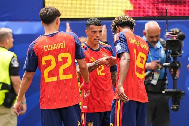 Pedro Porro of Spain celebrates scoring the goal for their side with their teammates to make it 2-0 Spain v Austria, 2026 FIFA World Cup, WM, Weltmeisterschaft, Fussball ROund of 32, Football, Los Angeles Stadium, California, USA - 02 Jul 2026Los Angeles Los Angeles Stadium California (CA) United States of America  Copyright: xIsmaelxAdnan Shutterstockx 16974404ab