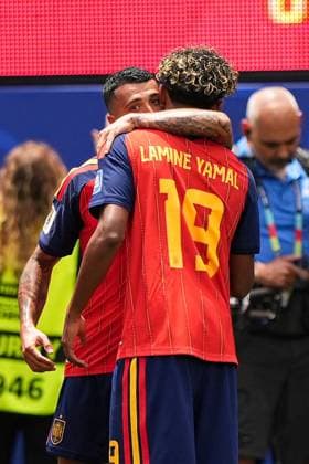 Pedro Porro of Spain celebrates scoring the goal for their side with their teammates to make it 2-0 Spain v Austria, 2026 FIFA World Cup, WM, Weltmeisterschaft, Fussball ROund of 32, Football, Los Angeles Stadium, California, USA - 02 Jul 2026Los Angeles Los Angeles Stadium California (CA) United States of America  Copyright: xIsmaelxAdnan Shutterstockx 16974404ac