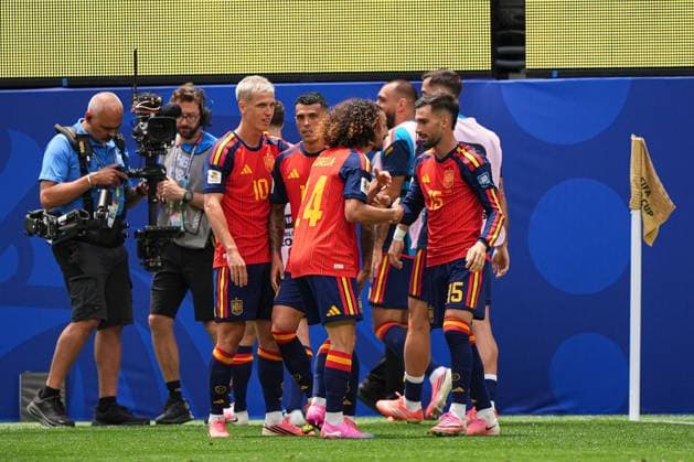 Pedro Porro of Spain celebrates scoring the goal for their side with their teammates to make it 2-0 Spain v Austria, 2026 FIFA World Cup, WM, Weltmeisterschaft, Fussball ROund of 32, Football, Los Angeles Stadium, California, USA - 02 Jul 2026Los Angeles Los Angeles Stadium California (CA) United States of America  Copyright: xIsmaelxAdnan Shutterstockx 16974404y
