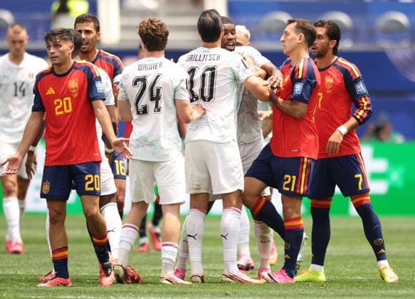 RECORD DATE NOT STATED FIFA World Cup, WM, Weltmeisterschaft, Fussball 2026 - Round of 32 - Spain vs Austria Players of Austria (white) and Spain (red) exchange opinions during the FIFA World Cup 2026 Round of 32 match Spain against Austria, in Los Angeles, USA, 02 July 2026. INGLEWOOD United States  Copyright: xCHRISTOPHERxTORRESx