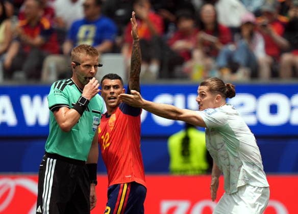 FIFA World Cup, WM, Weltmeisterschaft, Fussball 2026 - Round of 32 - Spain vs Austria (L-R) Referee Glenn Nyberg of Sweden, Pedro Porro of Spain and Marcel Sabitzer of Austria react during the FIFA World Cup 2026 Round of 32 match Spain against Austria, in Los Angeles, USA, 02 July 2026. INGLEWOOD United States  Copyright: xSCOTTxSTRAZZANTEx