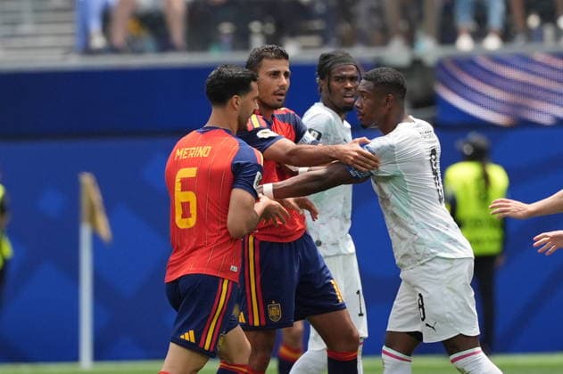Spain v Austria - FIFA World Cup, WM, Weltmeisterschaft, Fussball 2026 - Round of 32 LOS ANGELES, CALIFORNIA - JULY 2: Rodri (16) of Spain argues with his opponents during the 2026 FIFA World Cup Round of 32 match between Spain and Austria at the Los Angeles Stadium (SoFi Stadium) in Inglewood, California, United States on July 2, 2026. Tayfun Coskun Anadolu California United States. Editorial use only. Please get in touch for any other usage.  Copyright: x2026xAnadoluxTayfunxCoskunx